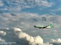 Avio enmig de núvols