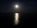 Luna llena encima el mar