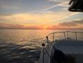 Navegando durante la puesta de Sol