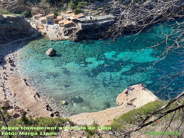 Aigua transparent a la Cala de Deia